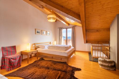 een slaapkamer met een bed, een stoel en een raam bij Le Caribou - Appt 3 chambres proche pistes in Les Angles
