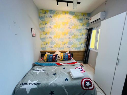 een kleine slaapkamer met een bed in een kamer bij Mesahill Avengers 2 Rooms @Nilai near KLIA by The Renters Homestay in Nilai