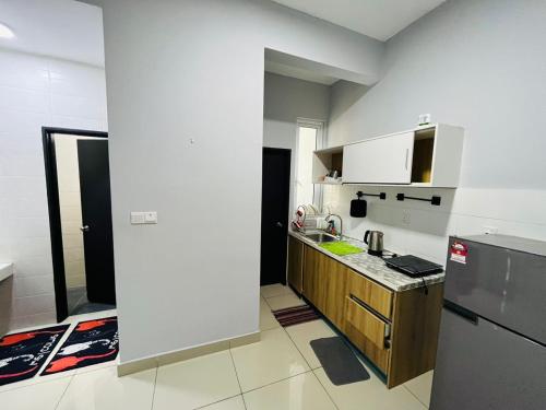 een keuken met een wastafel en een koelkast bij Mesahill Avengers 2 Rooms @Nilai near KLIA by The Renters Homestay in Nilai