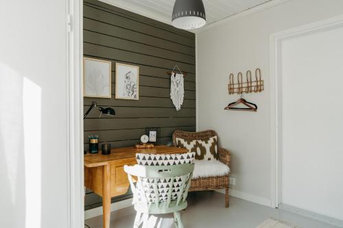 a home office with a desk and a chair at Boutique Hotel Villa Klubiranta in Halli