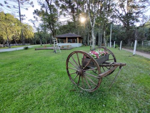 Zahrada ubytování Chalé Magia das Hortênsias, relaxe na hidromassagem!