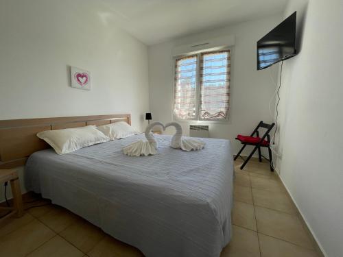 Ένα ή περισσότερα κρεβάτια σε δωμάτιο στο Appartement tout confort 2-4 pers 500 m de la plage avec piscine et wifi