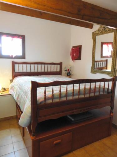 - une chambre avec un lit et un miroir sur une commode dans l'établissement BAIE DES ANGES I Joli T2 mezzanine piscine proche plage Richelieu Cap d'Agde, au Cap d'Agde