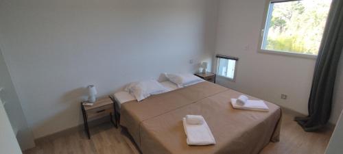 1 dormitorio con 1 cama con 2 toallas en La Fenice en Lecci