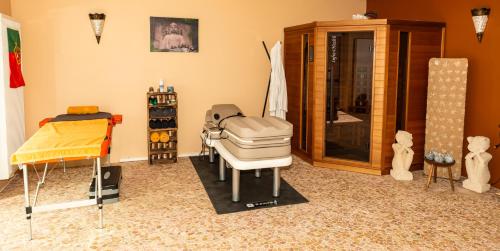 a room with a hair dryer and a mirror at B&B AntiQua & Qook in Tongeren