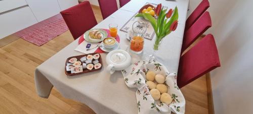 una mesa con una bandeja de comida y huevos. en Al Parco, en San Benedetto Po