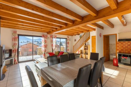 une salle à manger avec une table et des chaises dans l'établissement Patufet - Charmante maison 6 personnes, à Fontrabiouse