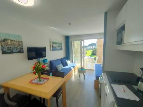 TV a/nebo společenská místnost v ubytování REF 050 - Appartement pour quatre personnes avec terrasse proche plage port Crouesty ARZON