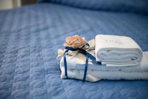 uma pilha de toalhas e toalhas numa cama em Appartamento Luci d'Artista em Vietri