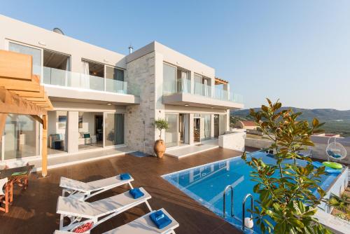 una imagen de una casa con piscina en Falasarna Luxury Villas en Falasarna