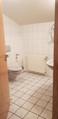 OvelgönneにあるGut Harlinghausenのバスルーム(トイレ、洗面台付)