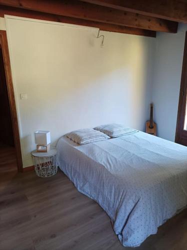 une chambre avec un grand lit dans une pièce dans l'établissement Appartement avec vue sur la montagne, à Vico