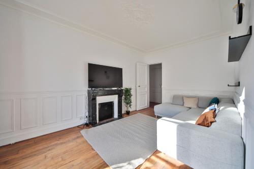 un salon avec un canapé et une cheminée dans l'établissement Appart 4pers#Mouffetard#Port-Royal#La Sorbonne, à Paris