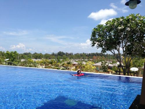 Bazén v ubytování Casa Seaside Rayong Unit 23 nebo v jeho okolí