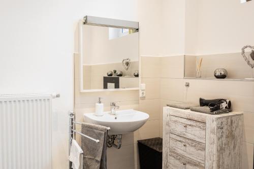 a bathroom with a sink and a mirror at 150 qm Luxus im Zentrum in Hameln