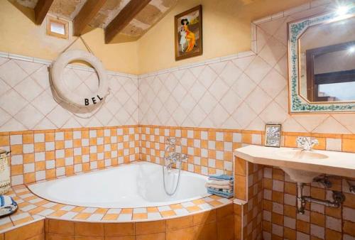 O baie la Charming Townhouse 7 PAX WIFI/AIRCON - Ca's Padrí