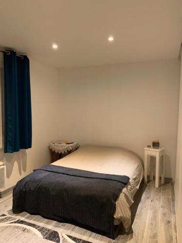 Katil atau katil-katil dalam bilik di Maison moderne a la campagne