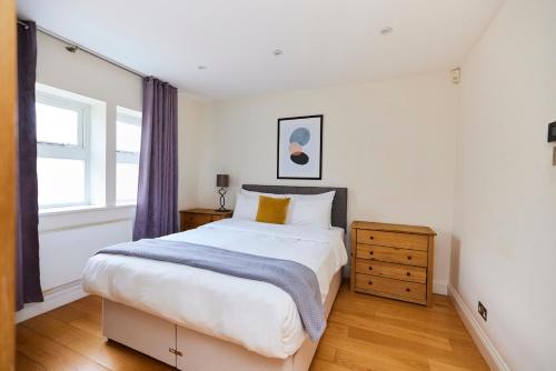 Un dormitorio con una cama grande y una ventana en The Bayswater Nook - Stylish 1BDR Flat, en Londres