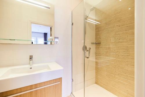 een badkamer met een wastafel en een douche bij The Bayswater Nook - Stylish 1BDR Flat in Londen
