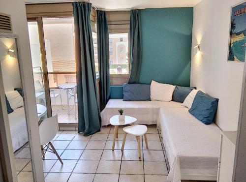 un petit salon avec un canapé et une table dans l'établissement Résidence Graziella Studio 308, à Juan-les-Pins