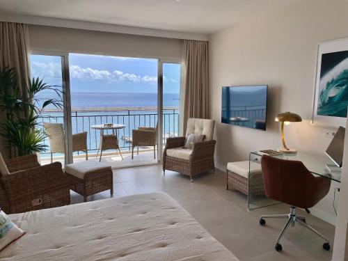 TV a/nebo společenská místnost v ubytování Home2Book El Encanto de La Bahía Santa Cruz