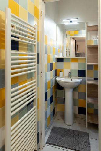 une salle de bain avec un lavabo et des toilettes dans l'établissement Le Théodore Bac-Spacieux T2 - Coup de coeur en face de la gare des Bénédictins, à Limoges