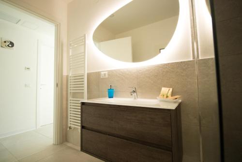a bathroom with a sink and a mirror at Simon's Place Lake View in Nesso