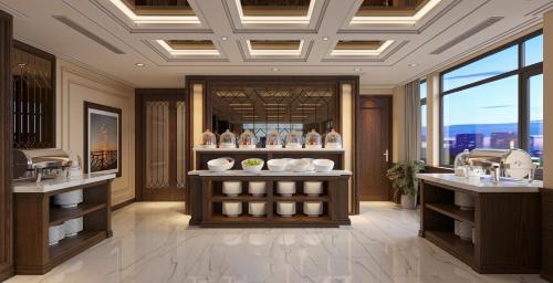 ハノイにあるMinasi Premium Hotelのaasteryasteryasteryasteryasteryasteryasteryasteryasteryを備えた広い客室です。