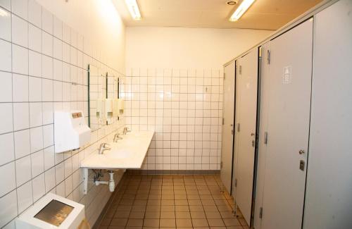 ein Badezimmer mit zwei Waschbecken und zwei Spiegeln in der Unterkunft Harbour Sleep in Neksø