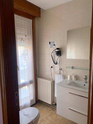 Bilik mandi di Hostal Docar