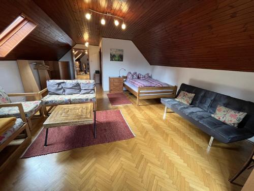 een woonkamer met een bank en een tafel bij Cozzy apartment in nature in Zagreb