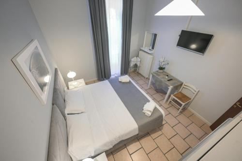 uma vista sobre um quarto com uma cama e uma secretária em Affittacamere Berzi em Trieste