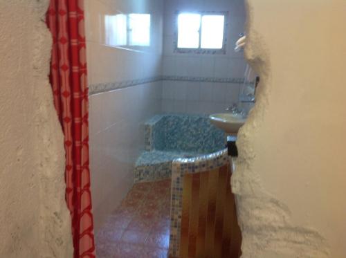 La salle de bains est pourvue d'une douche et d'un lavabo. dans l'établissement Kenting Sun & Sea B&B, à Nanwan