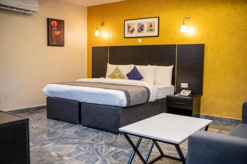 Postel nebo postele na pokoji v ubytování Residency Hotel Lekki Phase 1