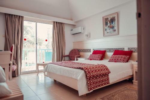 Ένα ή περισσότερα κρεβάτια σε δωμάτιο στο Hôtel Oasis Gabes