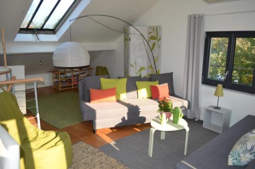 - un salon avec un canapé et une table dans l'établissement L'Escapade 3 étoiles, à Champagne-sur-Seine