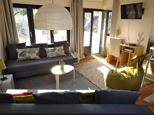 un salon avec un canapé et une table dans l'établissement L'Escapade 3 étoiles, à Champagne-sur-Seine