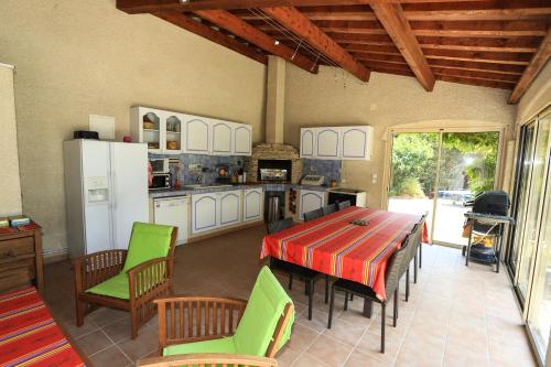 kuchnia i jadalnia ze stołem i krzesłami w obiekcie Santolines en Provence w mieście Piolenc