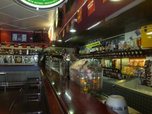 Ο χώρος του lounge ή του μπαρ στο Dampier Mermaid Hotel Karratha