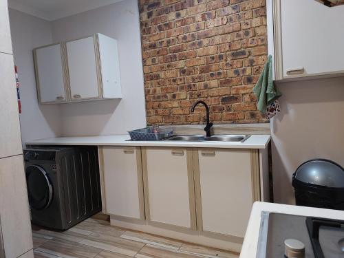 Dapur atau dapur kecil di Twins Guest House Astoni