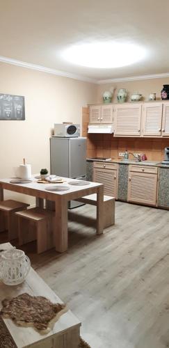 uma cozinha com uma mesa de madeira num quarto em Petit appartement cosy em Bastogne