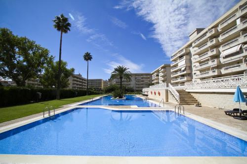 una gran piscina junto a un edificio en AQUAMARINA A HomeStay By Turismar, en La Pineda
