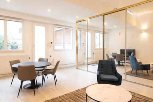 - une salle de réunion avec une table et des chaises dans l'établissement Paris 15th - Residence Loft Duplex 4 Pers - Metro, à Paris