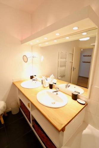 une salle de bain avec deux lavabos et un grand miroir dans l'établissement Bel apt 6 pers, 2 chambres avec balcon et parking, à Le Touquet-Paris-Plage
