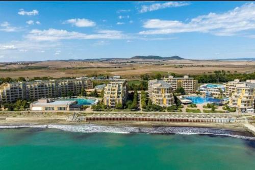 - une vue aérienne sur un complexe sur la plage dans l'établissement Midia Grand Resort, Aheloy, à Aheloy