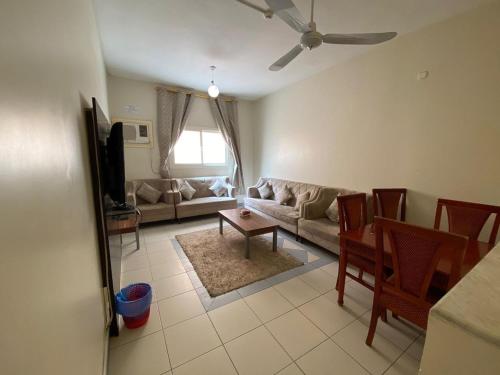 鋁哈達的住宿－منتجع وردة الهدا，客厅配有沙发和桌子