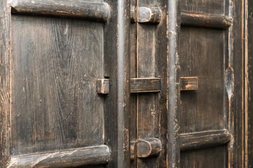 an old wooden door with rusty fittings on it at Hotel De Roode Schuur in Nijkerk