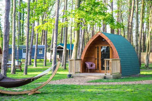 uma pequena tenda e uma rede num parque em Pinewood - At Port Lympne Reserve em Hythe