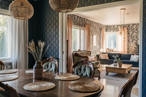 a dining room with a table and chairs at Boutique Hotel Villa Klubiranta in Halli