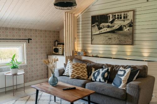 a living room with a couch and a table at Boutique Hotel Villa Klubiranta in Halli